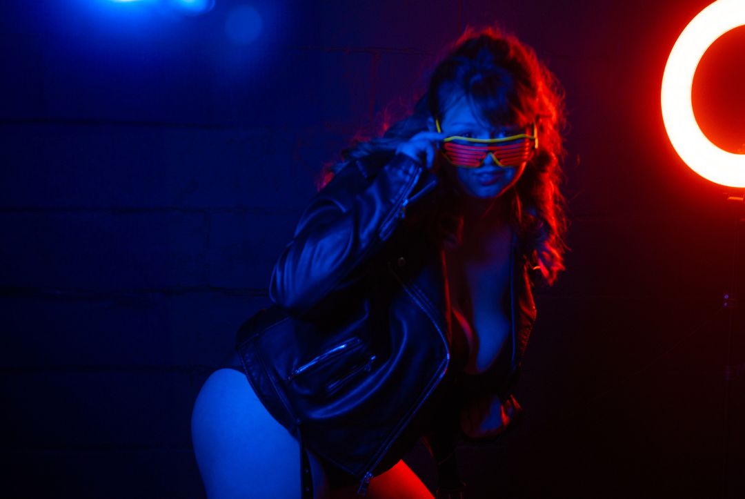 Photoshoot in red and blue neon room